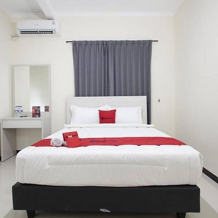 Reddoorz @ Genteng Surabaya Luaran gambar