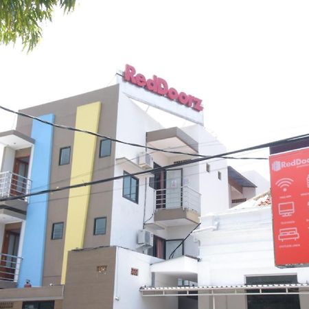 Reddoorz @ Genteng Surabaya Luaran gambar