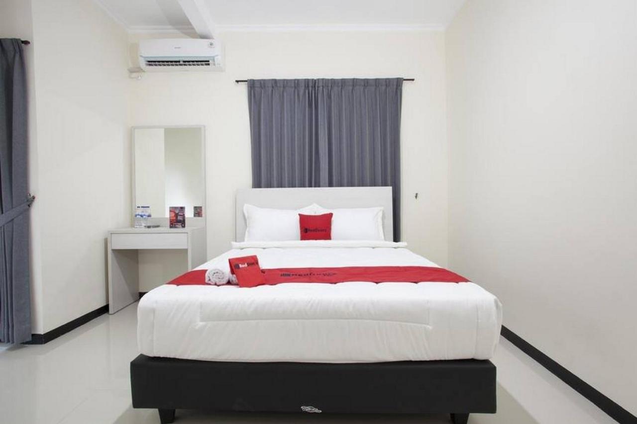 Reddoorz @ Genteng Surabaya Luaran gambar