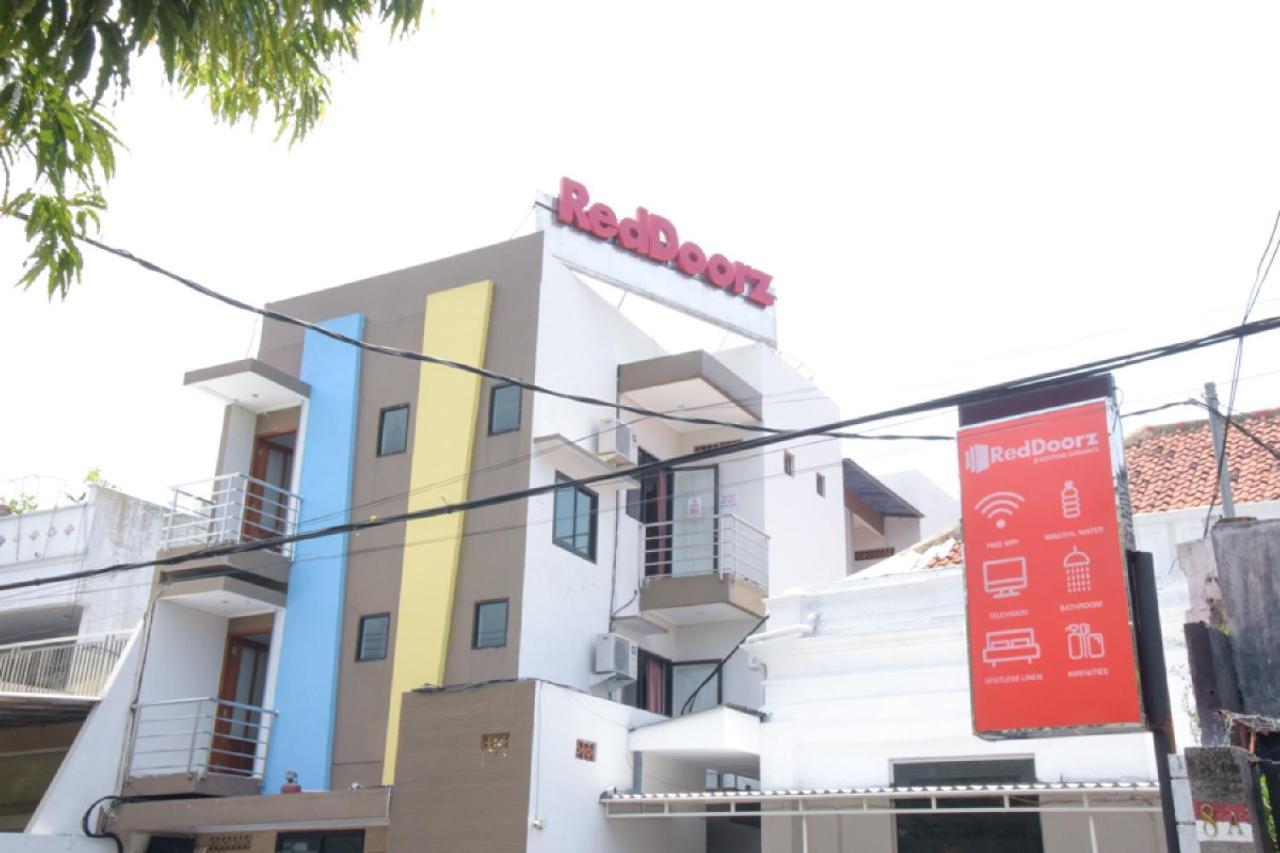 Reddoorz @ Genteng Surabaya Luaran gambar