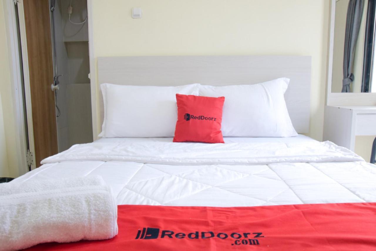 Reddoorz @ Genteng Surabaya Luaran gambar