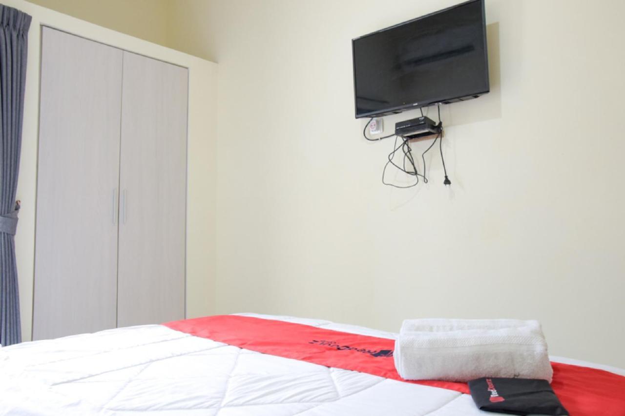 Reddoorz @ Genteng Surabaya Luaran gambar