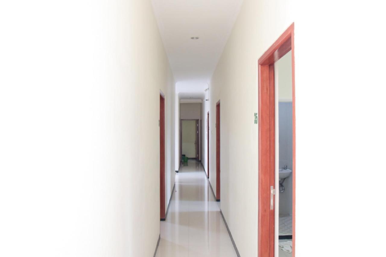 Reddoorz @ Genteng Surabaya Luaran gambar
