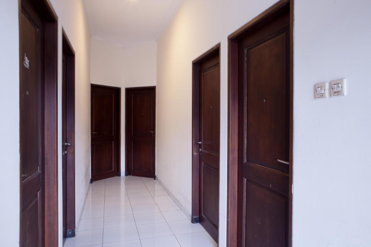 Reddoorz @ Genteng Surabaya Luaran gambar
