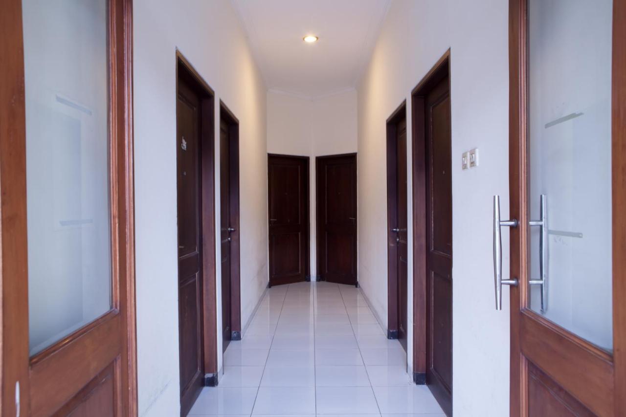 Reddoorz @ Genteng Surabaya Luaran gambar