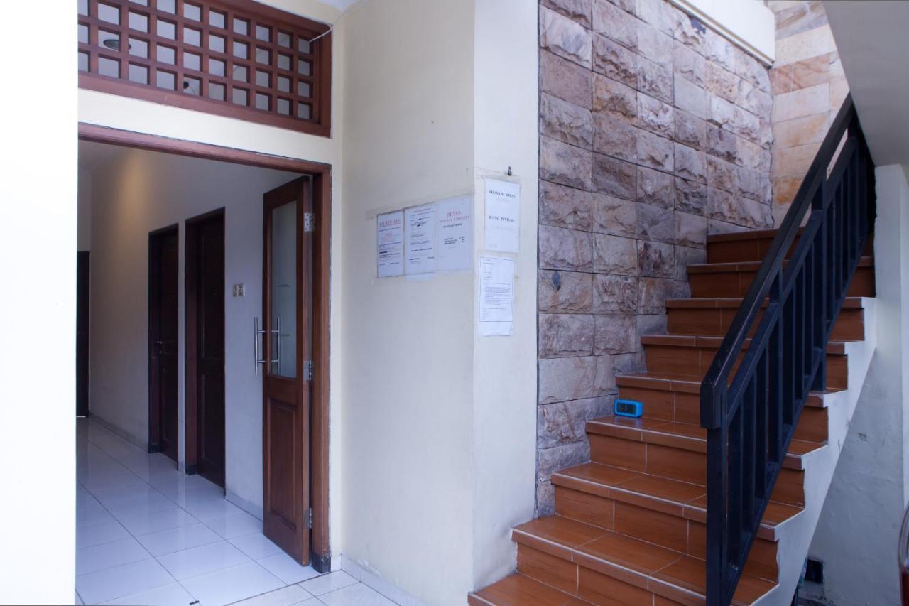 Reddoorz @ Genteng Surabaya Luaran gambar