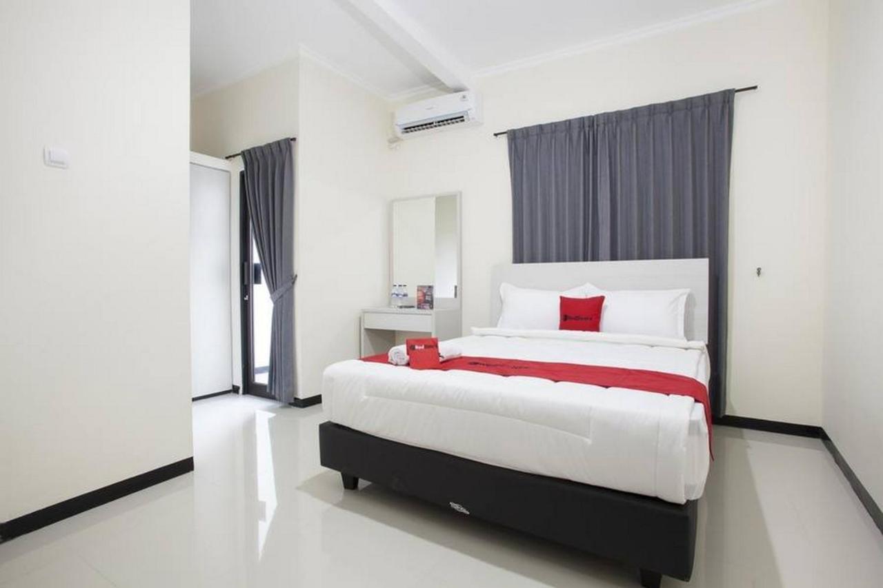 Reddoorz @ Genteng Surabaya Luaran gambar