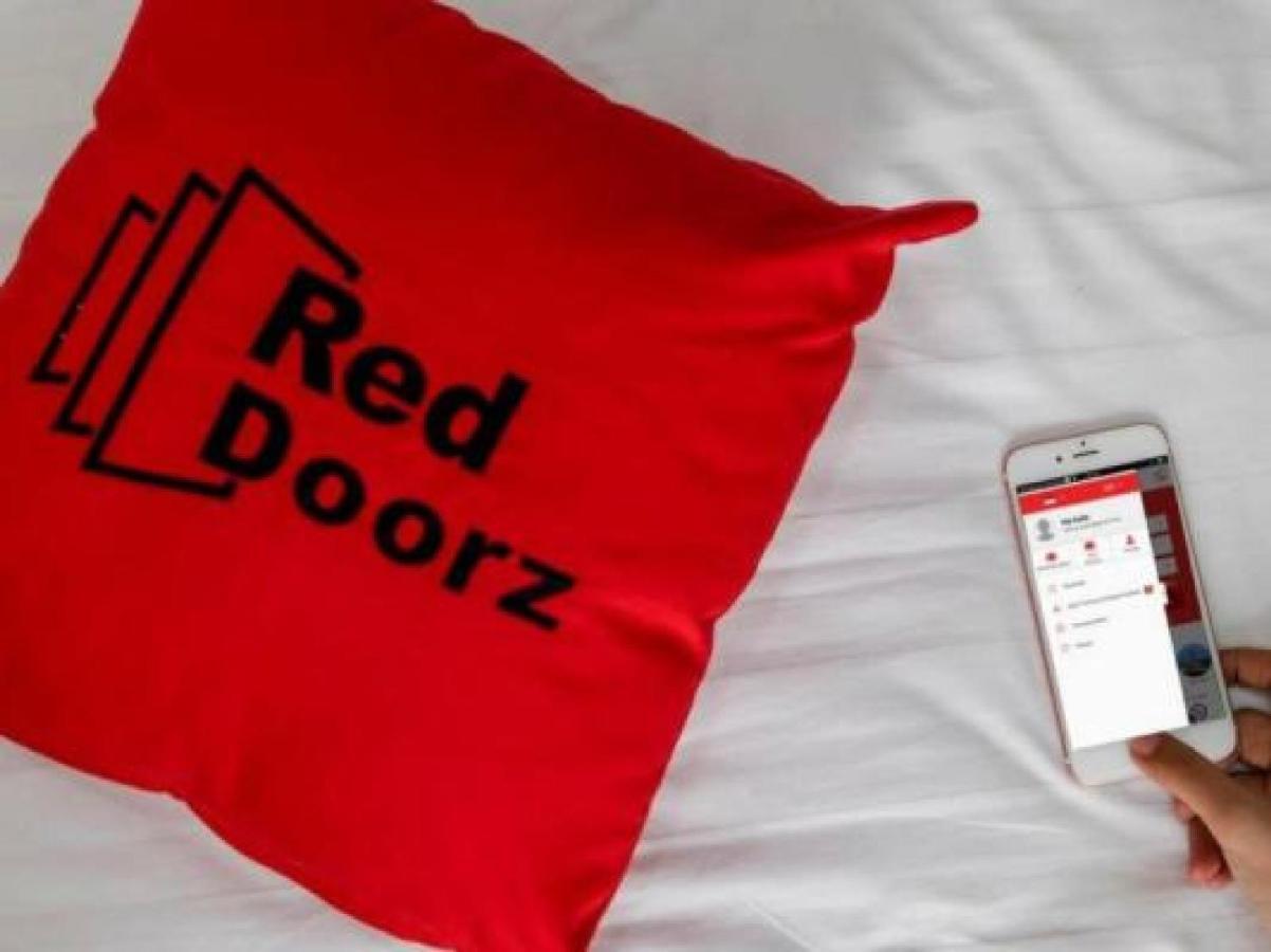 Reddoorz @ Genteng Surabaya Luaran gambar