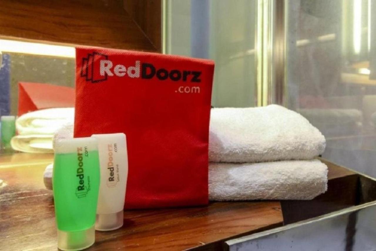Reddoorz @ Genteng Surabaya Luaran gambar