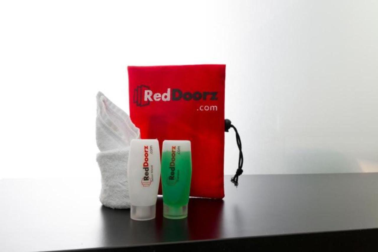 Reddoorz @ Genteng Surabaya Luaran gambar